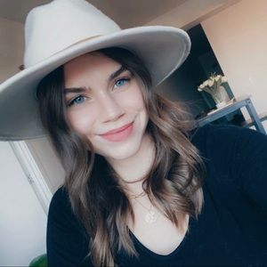 Meet your Posher, Alexis